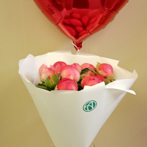 Букет из 9 коралловых пионов (Голландия)