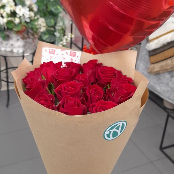 Набор размер M с букетом 15 роз Кения (50 см)