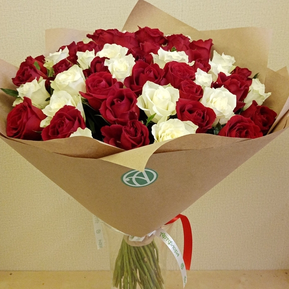 Букет из 51 красной и белой розы 50 см (Кения)