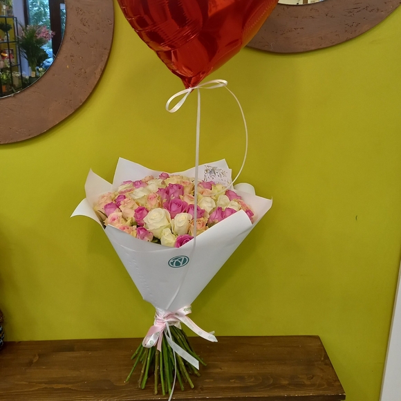 Набор размер L+ с букетом 51 роза нежный микс Россия (45 см)