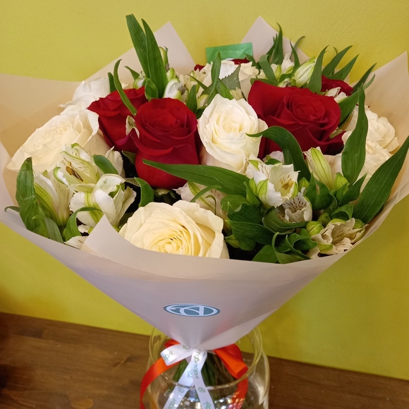 Букет из эквадорских роз микс и альстромерий микс - L