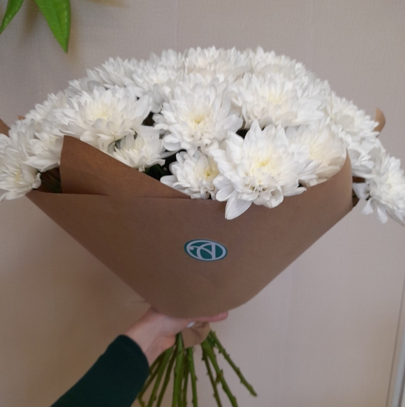 Букет из 15 белых кустовых хризантем