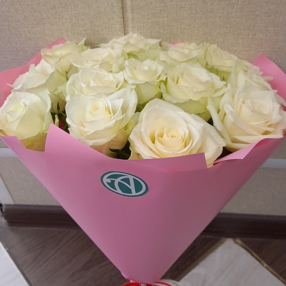Букет из 15 белых роз 50 см (Кения) в розовой упаковке