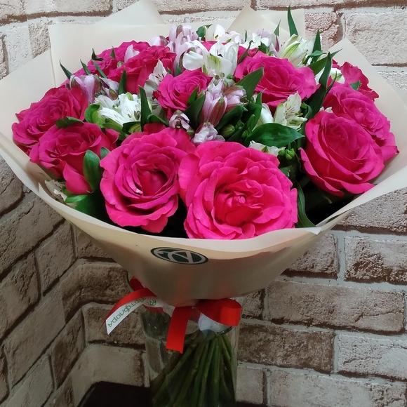 Букет из розовых эквадорских роз и альстромерии микс - M