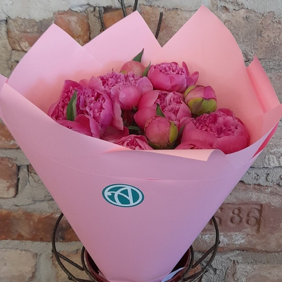 Букет из 7 малиновых пионов (Россия)