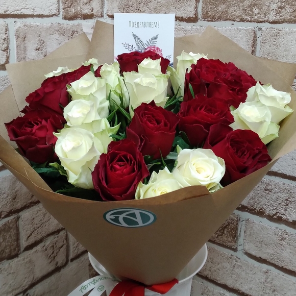 Букет из 15 красных и белых роз 50 см (Кения)
