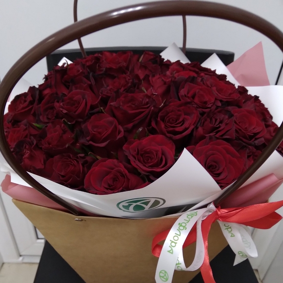 Цветочная сумочка с 35 красными розами (РФ)