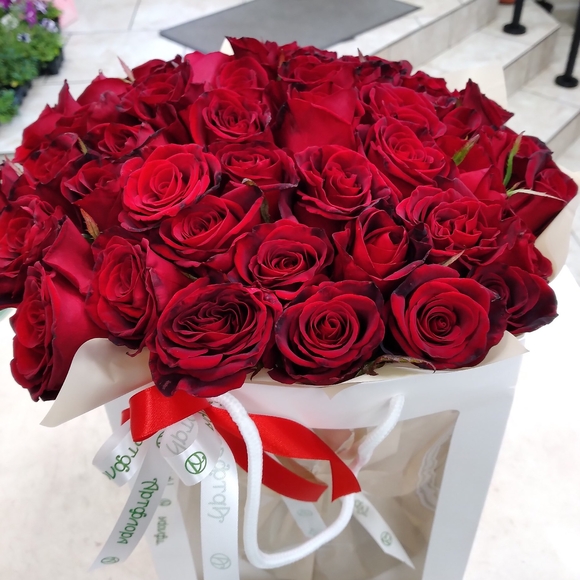 Цветочная сумочка с 51 красной розой (РФ)