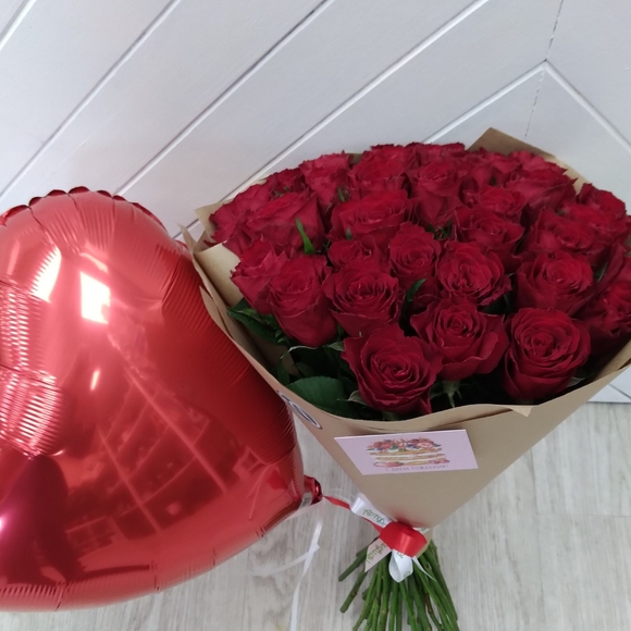 Набор размер М+ с букетом 25 роз Кения (50 см)