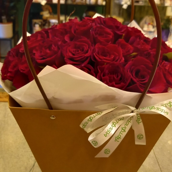 Цветочная сумочка с 51 красной розой (РФ)