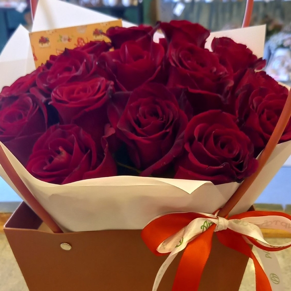 Цветочная сумочка с 15 красными розами (РФ)