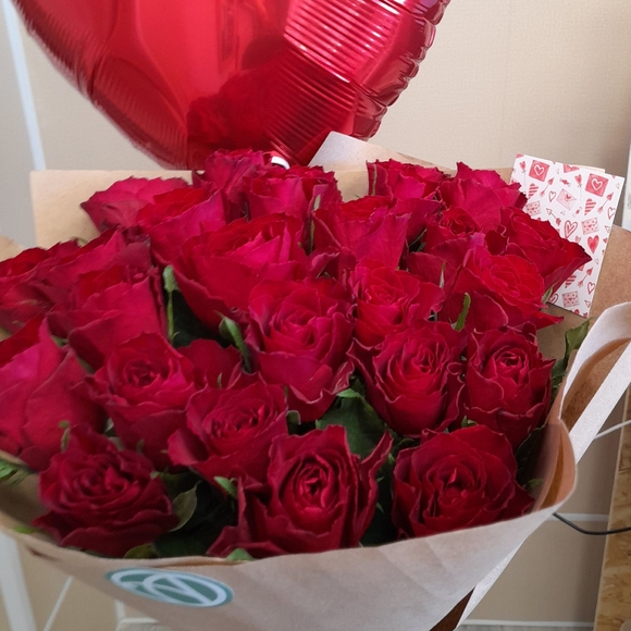 Набор размер М+ с букетом 25 роз Кения (50 см)