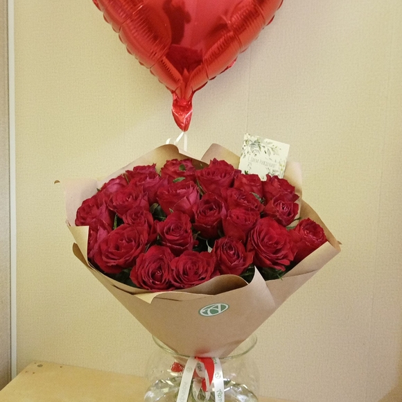 Набор размер М+ с букетом 25 роз Кения (50 см)