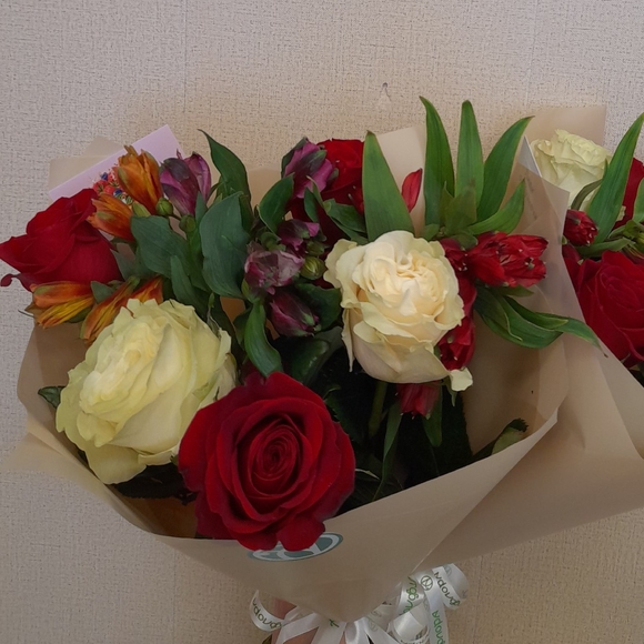 Букет из красных и белых эквадорских роз и альстромерии - S