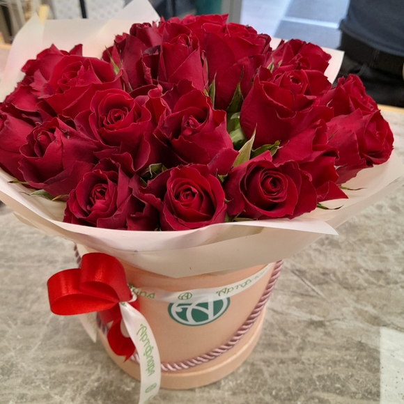 Букет в шляпной коробке small из 25 красных роз (Кения)
