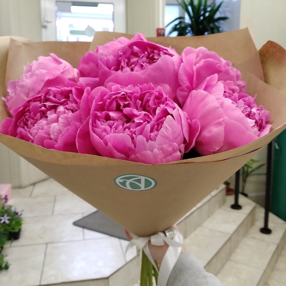 Букет из 7 малиновых пионов (Россия)