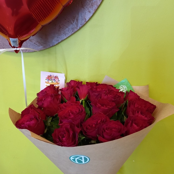 Набор размер M с букетом 15 роз Кения (50 см)