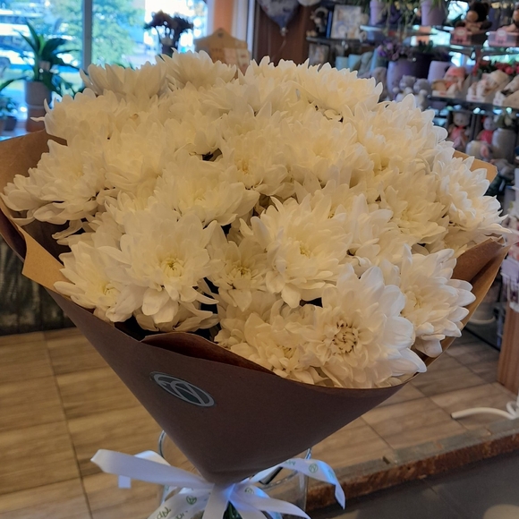 Букет из 9 белых кустовых хризантем