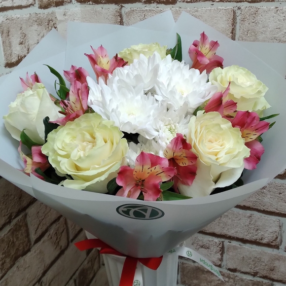 Букет из белых роз, хризантем и альстромерии - S