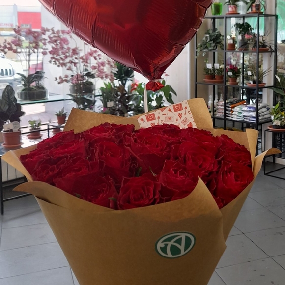 Набор размер M с букетом 15 роз Кения (50 см)