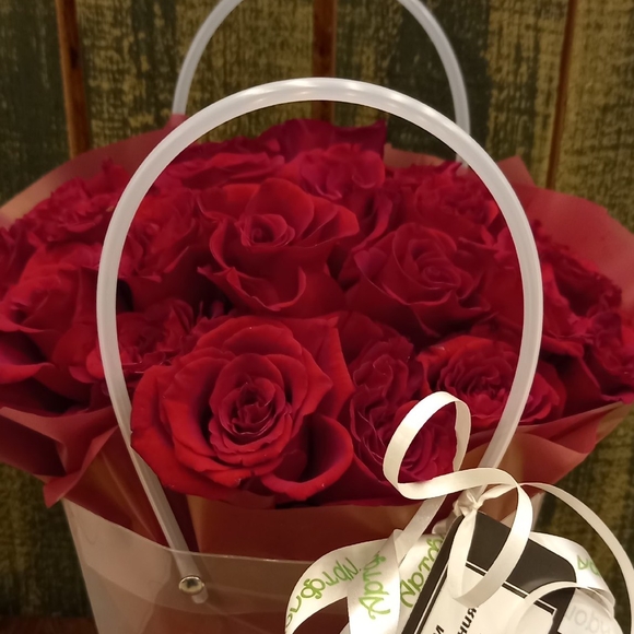 Цветочная сумочка с 15 красными розами (РФ)