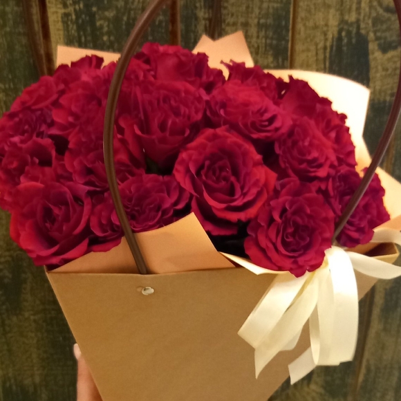 Цветочная сумочка с 15 красными розами (РФ)