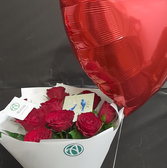 Набор размер S с букетом-комплиментом из роз Кения (50 см)