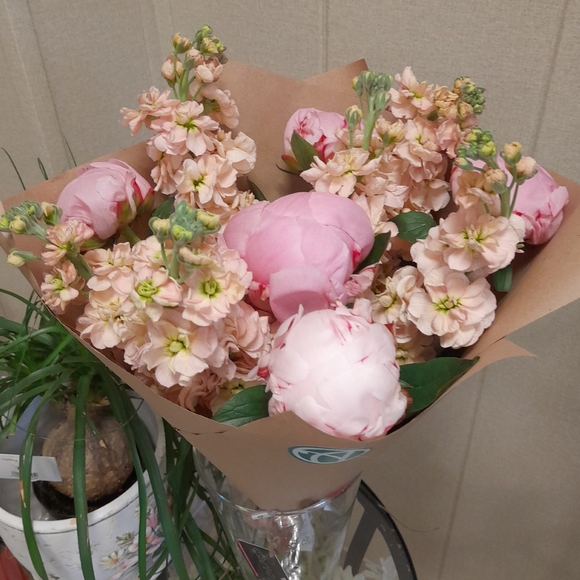 Букет из пионов и маттиолы микс - S