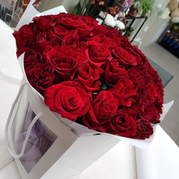 Цветочная сумочка с 51 красной розой (РФ)