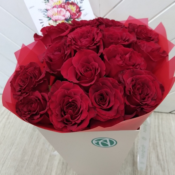 Цветочная сумочка с 15 красными розами (РФ)
