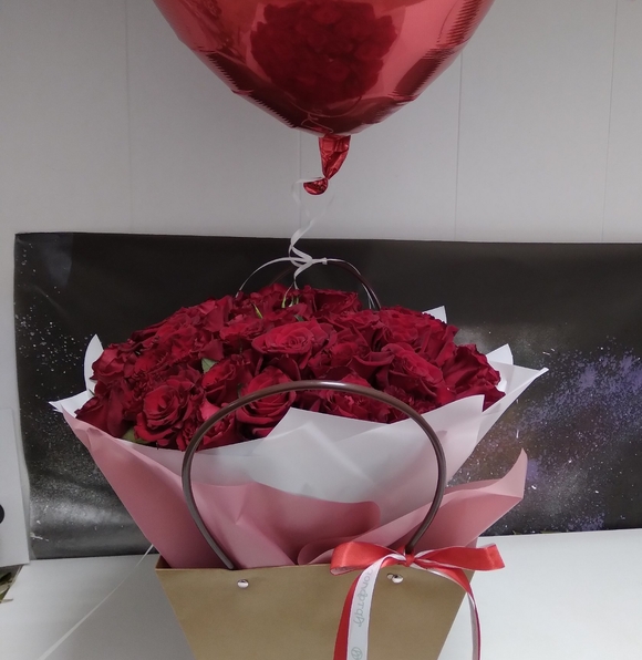 Цветочная сумочка с 35 красными розами (РФ)