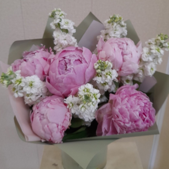 Букет из пионов и маттиолы микс - S