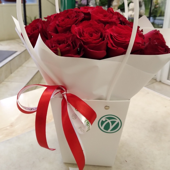 Цветочная сумочка с 15 красными розами (РФ)