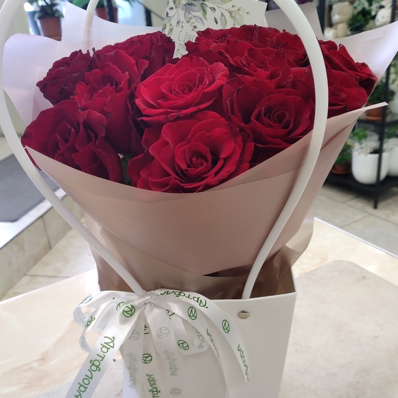 Цветочная сумочка с 15 красными розами (РФ)