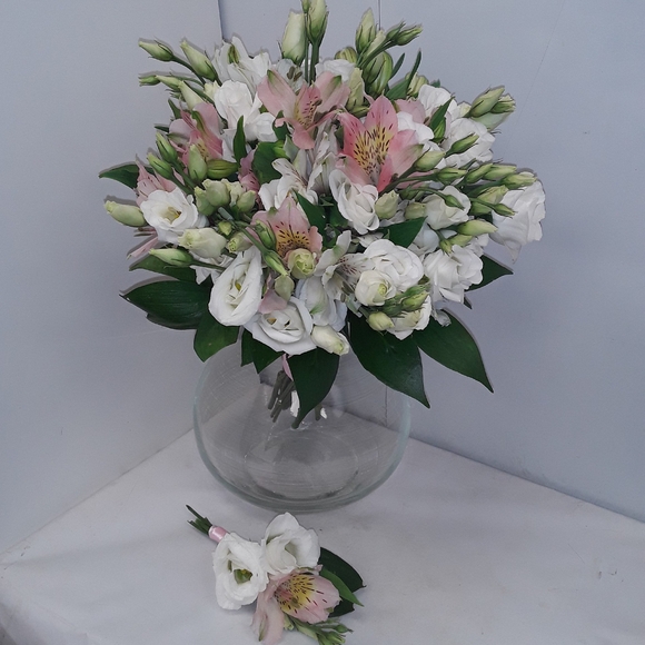 Букет невесты из лизиантуса (эустом) и альстромерии