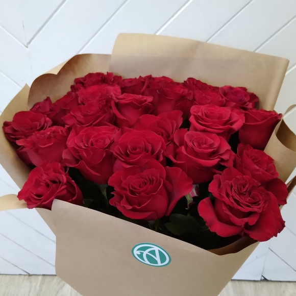 Букет из 25 красных роз 70 см (РФ)