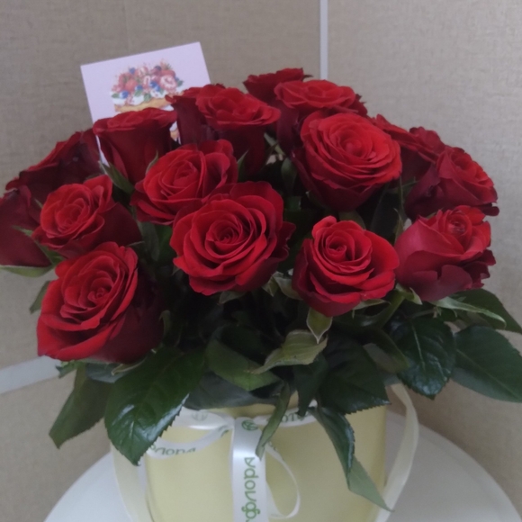 Букет в шляпной коробке small из 25 красных роз (Кения)