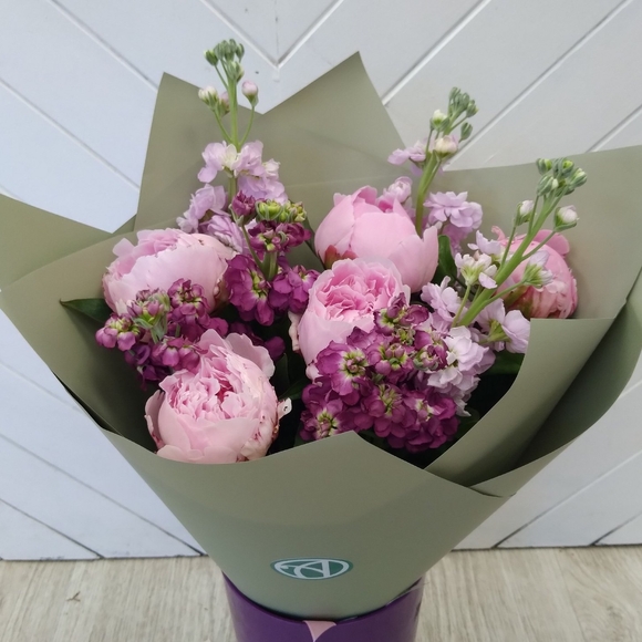 Букет из пионов и маттиолы микс - S
