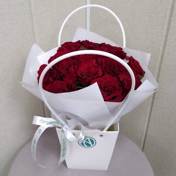 Цветочная сумочка с 15 красными розами (РФ)