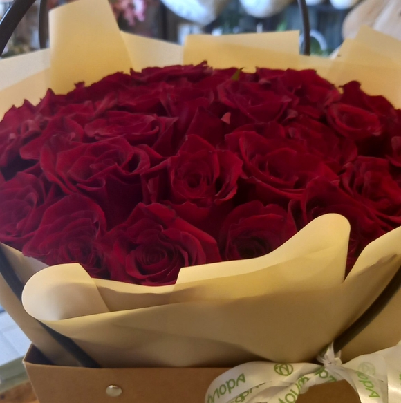 Цветочная сумочка с 35 красными розами (РФ)