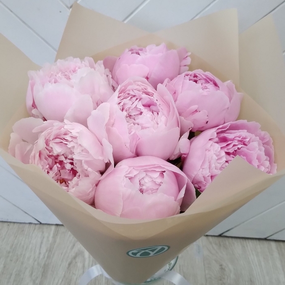 Букет из 7 розовых пионов (Голландия)