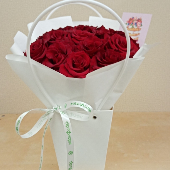 Цветочная сумочка с 15 красными розами (РФ)