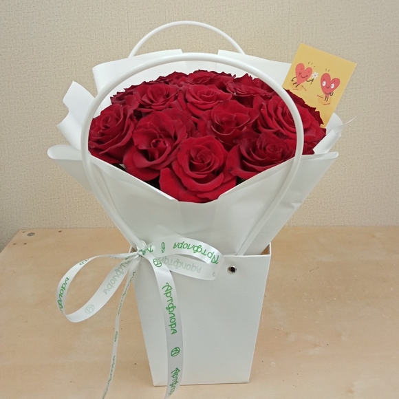 Цветочная сумочка с 15 красными розами (РФ)