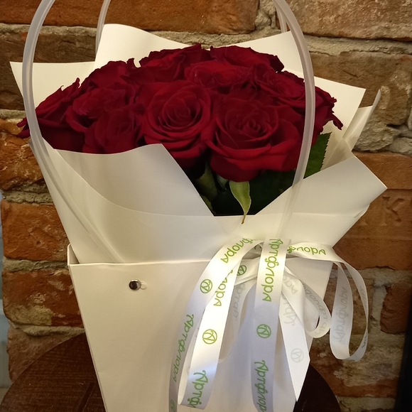 Цветочная сумочка с 15 красными розами (РФ)