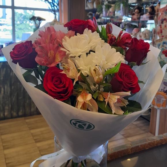 Букет из красных роз, хризантем и альстромерии - S