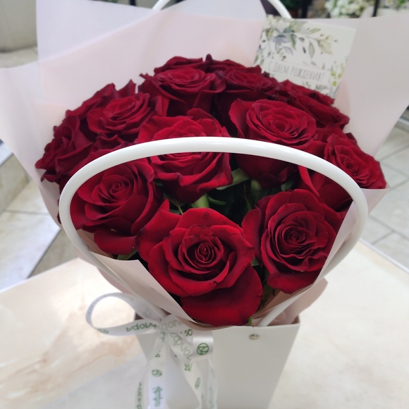Цветочная сумочка с 15 красными розами (РФ)