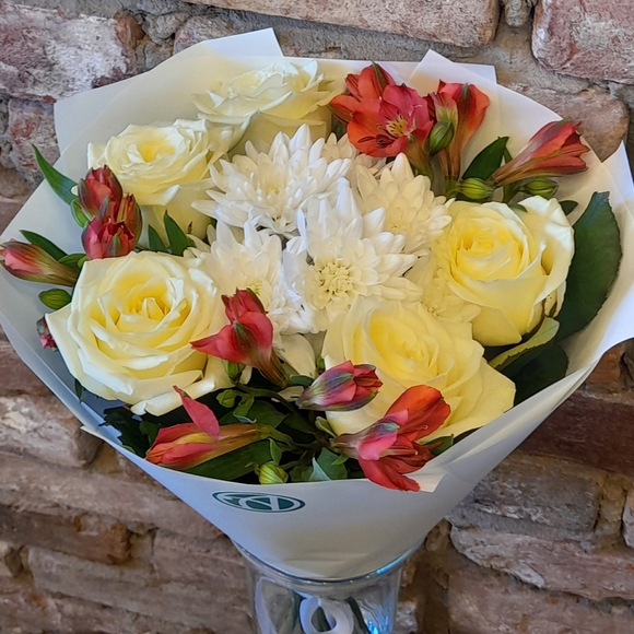 Букет из белых роз, хризантем и альстромерии - S