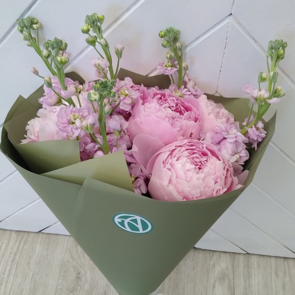 Букет из пионов и маттиолы микс - S