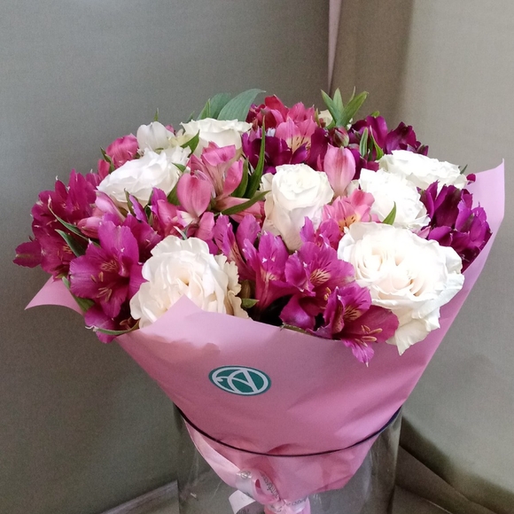 Букет из белых эквадорских роз и альстромерии микс - М