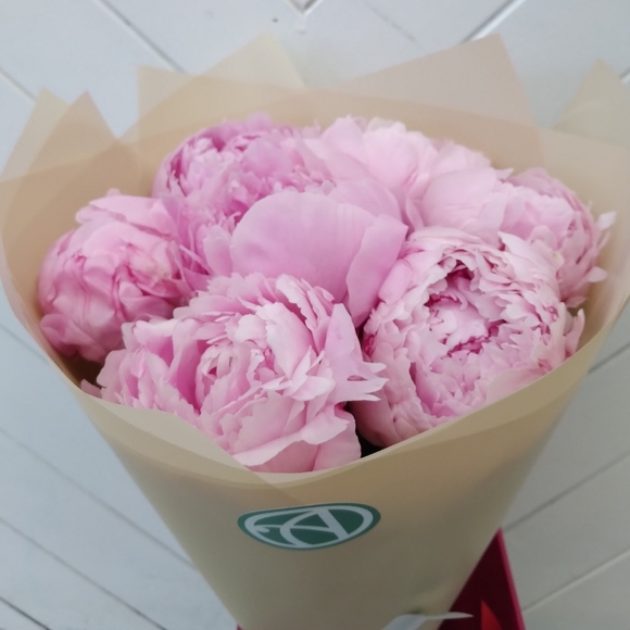 Букет из 7 розовых пионов (Голландия)